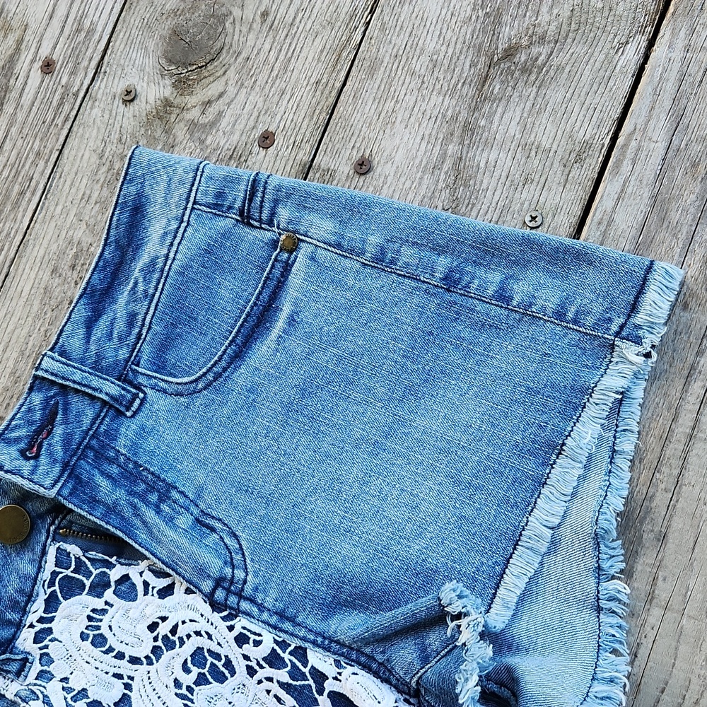 Tinseltown Crochet Lace Denim Jean Shorts Size 3 Medium Wash Raw Hem Frayed - Picture 3 of 4
